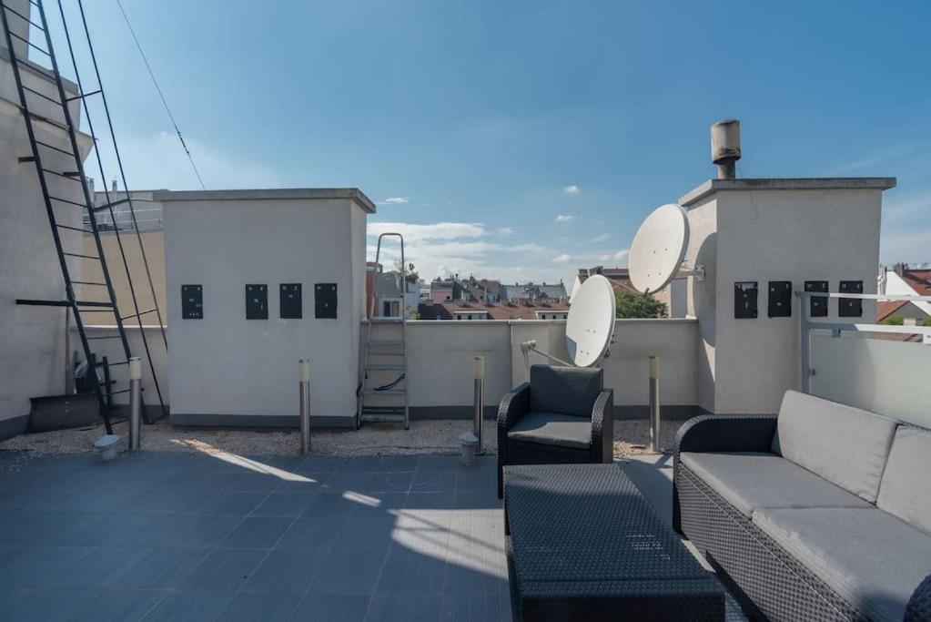 Grosse Terrasse, Klimaanlage Und U-bahn Naehe Apartament