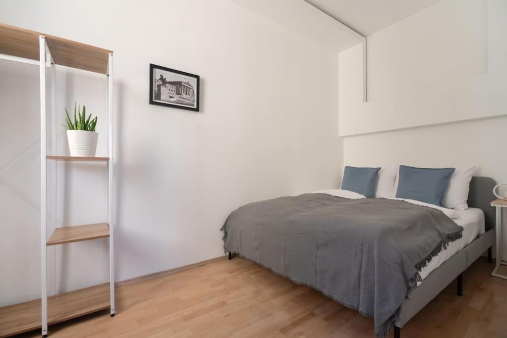 Grosse Terrasse, Klimaanlage Und U-bahn Naehe Apartament